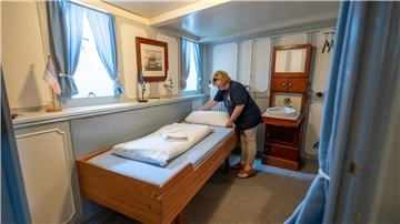 Die „Schulschiff Deutschland“ hat sich für Frischvermählte etwas ausgedacht. Dieses Bett spielt eine Rolle.