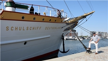 Die „Schulschiff Deutschland“ hat sich zu einem Touristen-Magnet entwickelt. Vereinsvorsitzender Claus Jäger ist darüber sehr glücklich.