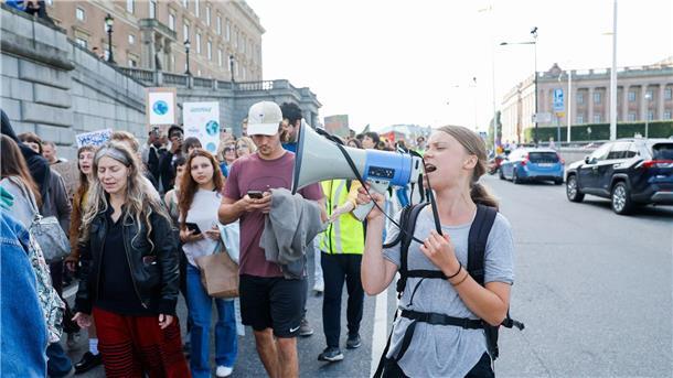 Die schwedische Aktivistin Greta Thunberg und weitere, überwiegend junge Menschen ziehen durch Stockholm.