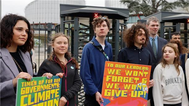 Klimaseniorinnen vor Gerichtshof erfolgreich Die schwedische Klimaaktivistin Greta Thunberg (2.v.l.) demonstriert zusammen mit Jugendlichen aus Portugal vor dem Europäischen Gerichtshof für Menschenrechte.