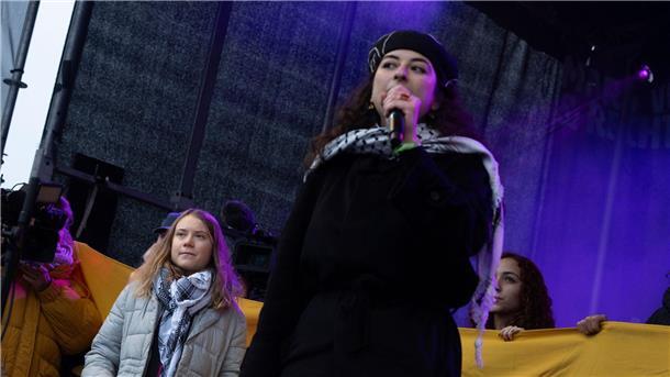 Die schwedische Klimaaktivistin Greta Thunberg (l) steht neben der Palästina-Aktivistin Sara Rachdan auf der Bühne einer Kundgebung in Amsterdam.