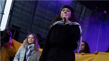 Die schwedische Klimaaktivistin Greta Thunberg (l) steht neben der Palästina-Aktivistin Sara Rachdan auf der Bühne einer Kundgebung in Amsterdam.