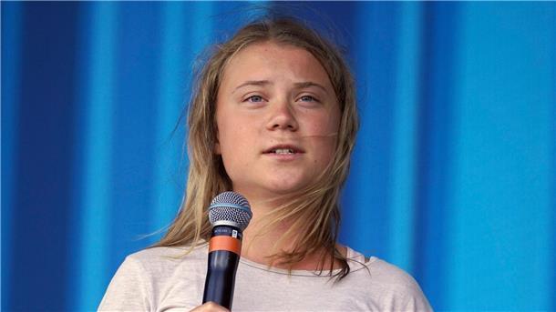 Die schwedische Klimaaktivistin Greta Thunberg steht während des Glastonbury Festivals auf der Bühne und spricht zum Publikum. Jetzt bringt sie ein großes Klimabuch heraus.)
