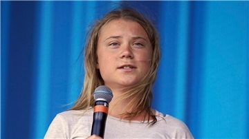 Die schwedische Klimaaktivistin Greta Thunberg steht während des Glastonbury Festivals auf der Bühne und spricht zum Publikum. Jetzt bringt sie ein großes Klimabuch heraus.)