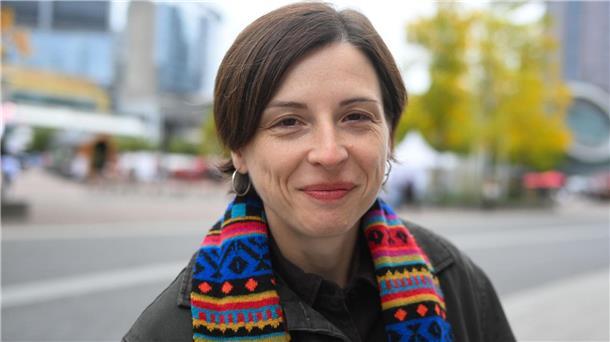 „Bücher sind die Dubai-Schokolade dieses Herbstes“ Die Schweizer Autorin Dorothee Elmiger kommt zur Frankfurter Buchmesse.