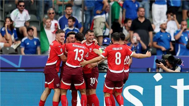 Die Schweizer bejubeln den Einzug ins Viertelfinale.