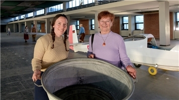 Schauspielerin Waltraud Auer (links) und Mathilde Borchers aus Köhlen im Columbusbahnhof