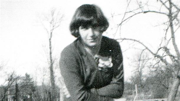 Die Schwester von Hans Werner Wolff: Grete Rosa Wolff (um 1930) wurde am 9. Dezember 1909 in Sandstedt geboren. Sie wurde von Zeitzeugen als mutig, modern und hübsch beschrieben. Sie schwamm durch die Weser und soll mehrere Menschen vor dem Ertrinken gerettet haben. Ende der 1930er Jahre musste die Jüdin mit ihrem Bruder vor den Nazis nach England fliehen. Die Eltern Tony und Jacob Wolff wurden 1942 ins KZ Theresienstadt verschleppt und ermordet.