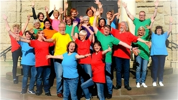 Die Seaside Gospel Singers laden zur Gospelchurch ein.