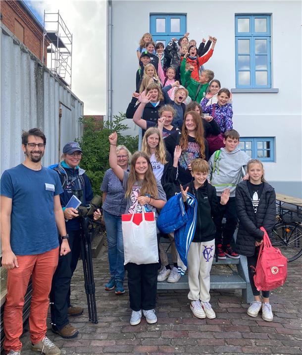 Eine unter wenigen: Die Zinzendorfschule in Tossens ist Biosphärenschule Die Sechstklässler der Zinzendorfschule nutzten den Biosphärentag, um im Nationalparkhaus in Fedderwardersiel alles zum Thema Vogelzug zu erfahren, die Ausstellung zu erkunden und etwas über die Tiere des Wattenmeeres zu lernen.