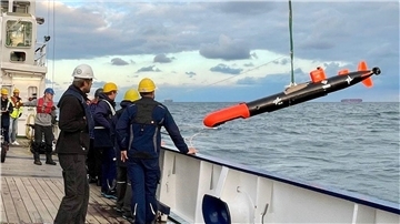 Die „Seekatze“ im Einsatz. Das torpedoförmige Unterwassergerät hat wertvolle Unterwasserscans von den Wracks geliefert.