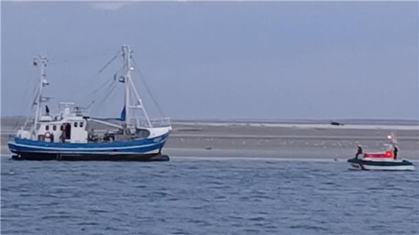 Die Seenotretter der Station Hooksiel haben am Donnerstag drei Fischer aus Fedderwardersiel und deren Kutter aus einer misslichen Lage befreit.