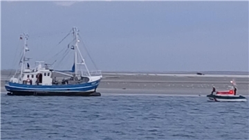 Die Seenotretter der Station Hooksiel haben am Donnerstag drei Fischer aus Fedderwardersiel und deren Kutter aus einer misslichen Lage befreit.