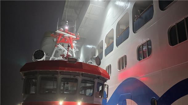 Die Seenotretter haben am späten Samstagabend, 1. Februar 2025, in der Elbmündung bei Cuxhaven einen schwer erkrankten Passagier vom Kreuzfahrtschiff „Aidanova“ abgeborgen. Er benötigte dringend medizinische Hilfe. Mit dem Seenotrettungskreuzer ANNELIESE KRAMER der Deutschen Gesellschaft zur Rettung Schiffbrüchiger (DGzRS) brachten sie den Mann sicher an Land.