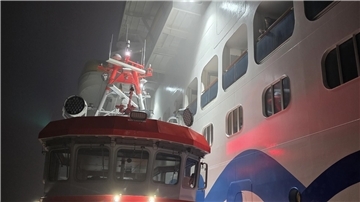 Die Seenotretter haben am späten Samstagabend, 1. Februar 2025, in der Elbmündung bei Cuxhaven einen schwer erkrankten Passagier vom Kreuzfahrtschiff „Aidanova“ abgeborgen. Er benötigte dringend medizinische Hilfe. Mit dem Seenotrettungskreuzer ANNELIESE KRAMER der Deutschen Gesellschaft zur Rettung Schiffbrüchiger (DGzRS) brachten sie den Mann sicher an Land.