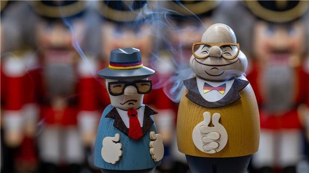 Die Seiffener Volkskunst hofft mit Räucherfiguren von Erich Honecker und Helmut Kohl auf gute Geschäfte.