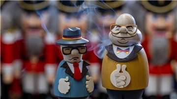Die Seiffener Volkskunst hofft mit Räucherfiguren von Erich Honecker und Helmut Kohl auf gute Geschäfte.