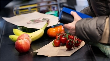 Die seit Monaten hohe Teuerung ist eine Belastung für Verbraucherinnen und Verbraucher - nicht nur an der Kasse im Supermarkt.