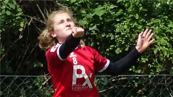 der Oberkörper einer jungen Frau in einem roten Trikot