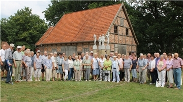 Die Seniorenrundfahrt-Teilnehmer der Samtgemeinde Zeven, mit Gyhums Gemeindebürgermeister Lars Rosebrock (hinten, links) an der historischen Fachwerkscheune des Heimatvereins vor der Sternensucher-Skulptur.