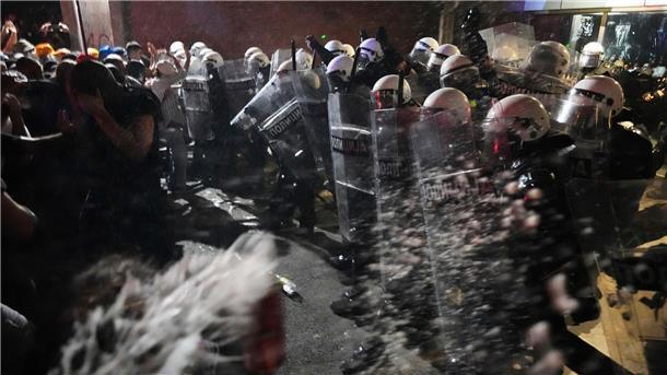 Proteste gegen Regierung und Polizeigewalt in Serbien Die serbische Polizei ging am Campus der Uni Novi Sad mit großer Härte gegen demonstrierende Bürger vor. (Archivbild)