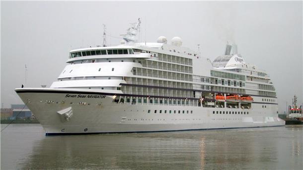 Die Seven Seas Navigator“ in einem Hafen. Das Schiff wird zu einer Residenz für Betuchte.