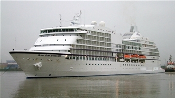 Die Seven Seas Navigator“ in einem Hafen. Das Schiff wird zu einer Residenz für Betuchte.