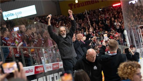Fischtown feiert: die Pinguins gewinnen das erste Playoff-Finale gegen Berlin Die Shanty-Rocker Santiano spielten vor der Partie die heimliche Vereinshymne „Hoch im Norden“.