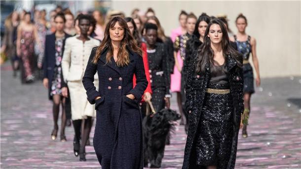 Die Show wurde von der langjährigen Chanel-Muse Caroline de Maigret (l) eröffnet.