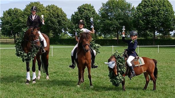 Rückblick auf Reiterfest und Ringstechen, Ausblick auf das Fahrturnier Die Sieger des Ringstechens: Reiterkönigin Bea Kattau, Jugendreiterkönigin Fjora Schröder und Kinderreiterkönigin Frida Steffens.