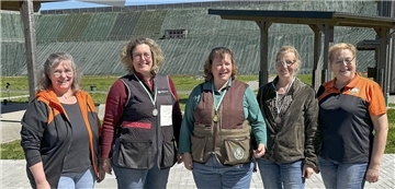 Die Siegerehrung nahmen Bezirkspräsidentin Renate Viebrock (rechts) und Bezirkssportleiterin Ute Siems (links) vor. In der Damenwertung siegte die Lamstedterin Ulrike Junge (Mitte) vor Bedecke Mohrmann (Zweite von links) und Peggy Peper (Zweite von rechts/beide SV Rhadereistedt).