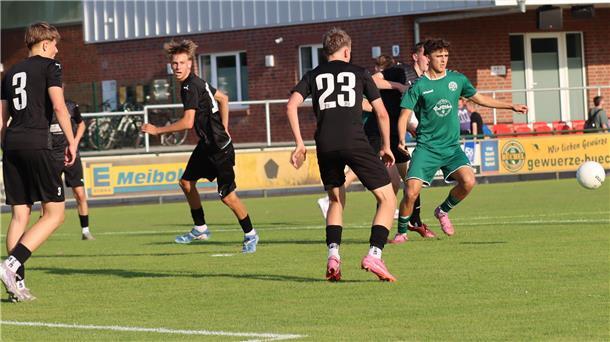 Die Sittenser U17 – hier Bela Tietz (rechts) im Spiel gegen A/OB/H/H – verlor sportlich gegen Meppen II, bekam die Punkte aber am grünen Tisch zugesprochen.