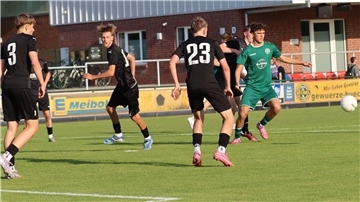 Die Sittenser U17 – hier Bela Tietz (rechts) im Spiel gegen A/OB/H/H – verlor sportlich gegen Meppen II, bekam die Punkte aber am grünen Tisch zugesprochen.