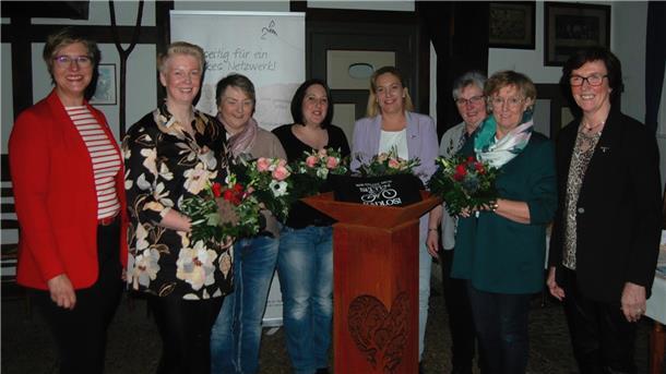 Abschied und eine neue Doppelspitze: Landfrauen Sittensen danken Beate Gerken Die Sittenser Vorstandsfrauen überreichten eine Gartenskulptur (von links): Elisabeth Brunkhorst (Landesverband), Yvonne Hauschild, Kerstin Wilkens, Swantje Priess, Sabine Lange, Andrea Nack, Martina Klindworth, Marlene Geestmann (Kreisverband).