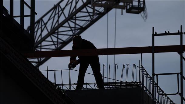 Weniger Unfälle auf dem Bau - aber wieder 76 Todesfälle Die Situationen auf einer Baustelle sind oft etwas anders und weniger vorhersehbar als im Büro oder einer Fabrik - und das steigert die Unfallgefahr.