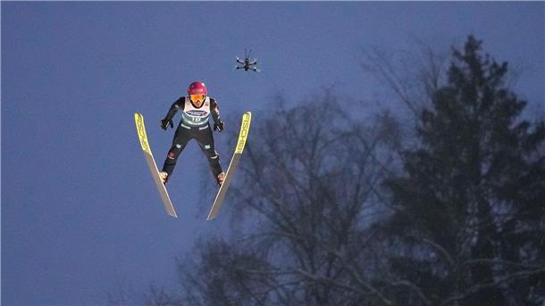 Die Skispringer werden bei der Vierschanzentournee von Drohnen aufgezeichnet, wie hier in der Qualifikation beim deutschen Athleten Felix Hoffmann.