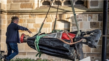 Die Skulptur des Essener Kardinals Franz Hengsbach bei der Demontage.