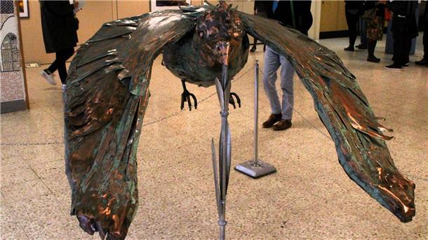 Die Skulptur "Trinkender Vogel"