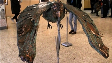 Die Skulptur "Trinkender Vogel"