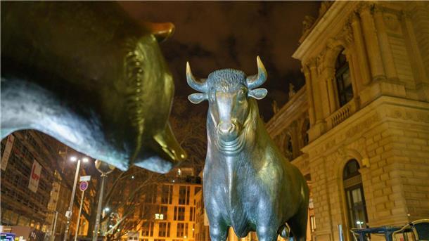 Deutsche Börse erneut mit Rekordjahr Die Skulpturen von Bulle und Bär stehen vor der Deutschen Börse in Frankfurt am Main. Der Börsenbetreiber hat im vergangenen Jahr glänzend verdient.