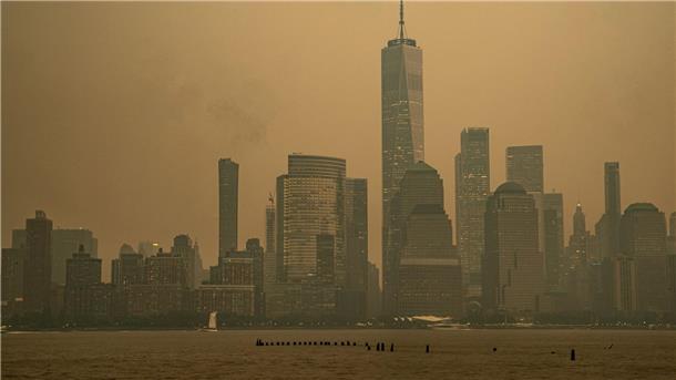 Rauch von Waldbränden hüllt New York ein Die Skyline von Manhattan ist teilweise vom Rauch der kanadischen Waldbrände verdeckt.