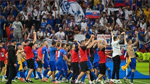 Die Slowaken bejubeln mit ihren Fans den Achtelfinal-Einzug.