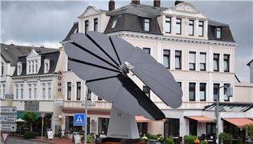 Solarblume auf dem Bahnhofsvorplatz in Nordenham