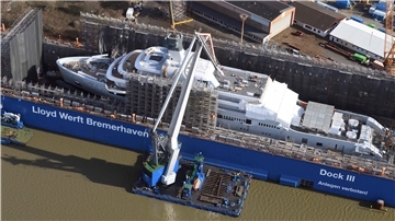 Die „Solaris“ im Schwimmdock der Lloyd Werft. Bald dürfte die Yacht ausgeliefert werden.