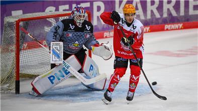 Bildergalerie: Die schönsten Bilder vom Trainingsauftakt der Fischtown Pinguins Zwei Eishockey-Spieler der Fischtown Pinguins.