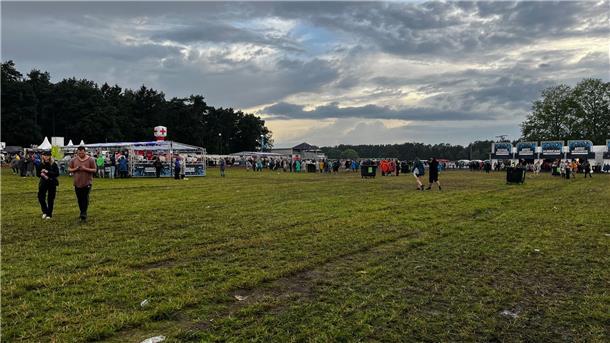 Die Sonne bahnt sich durch die Wolken. Doch lange hat das nicht angehalten. Der Regen ist zurück gekommen.