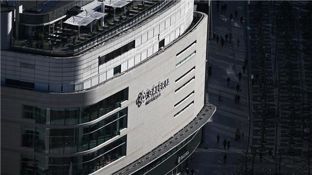 Die vielleicht letzte Chance für Galeria Karstadt Kaufhof Die Sonne fällt auf die Fassade des Kaufhauses Galeria Hauptwache an der Einkaufsstraße Zeil in Frankfurt.
