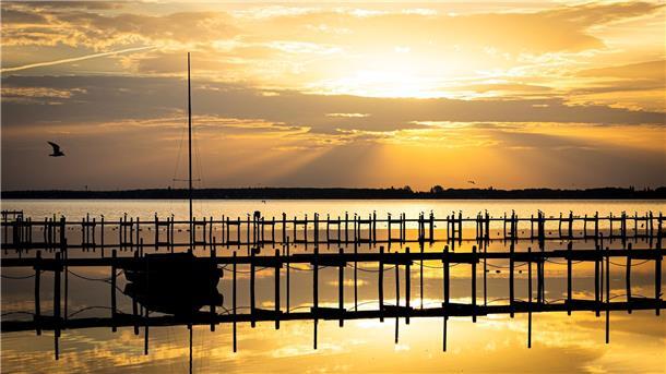 Sommer im Herbst - Oktober endet mit milden Sonnentagen Die Sonne geht über dem Steinhuder Meer in der Region Hannover auf.