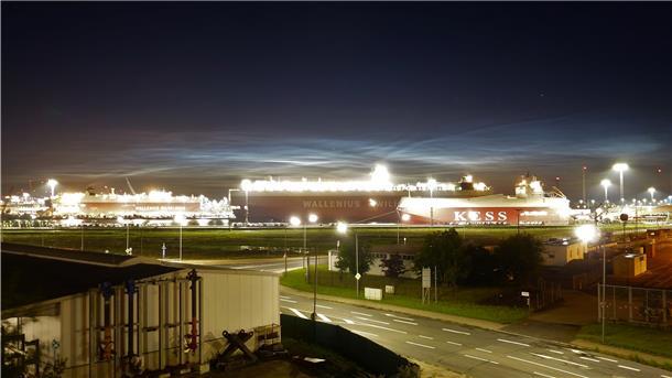 Die Sonne ist zwar untergegangen, sorgt aber dennoch für faszinierende Lichtspiele am Bremerhavener Nachthimmel.
