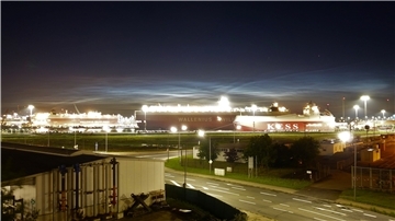 Die Sonne ist zwar untergegangen, sorgt aber dennoch für faszinierende Lichtspiele am Bremerhavener Nachthimmel.